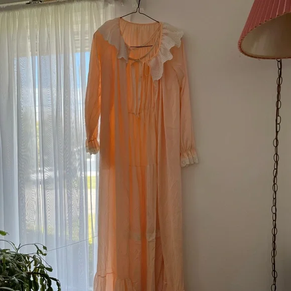 Vintage robe and nightdress - Picture 1 of 2